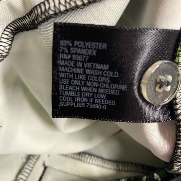 Like new! Modern Fit Green Paradise palm print stretch dressy shorts - Picture 4 of 5